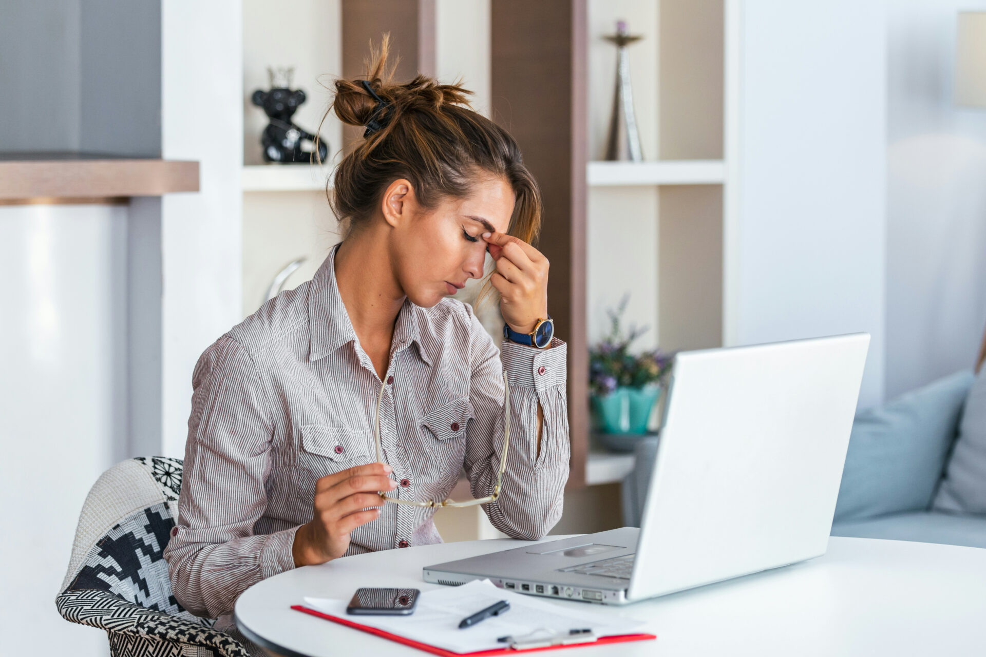 woman concerned in front of laptop picture